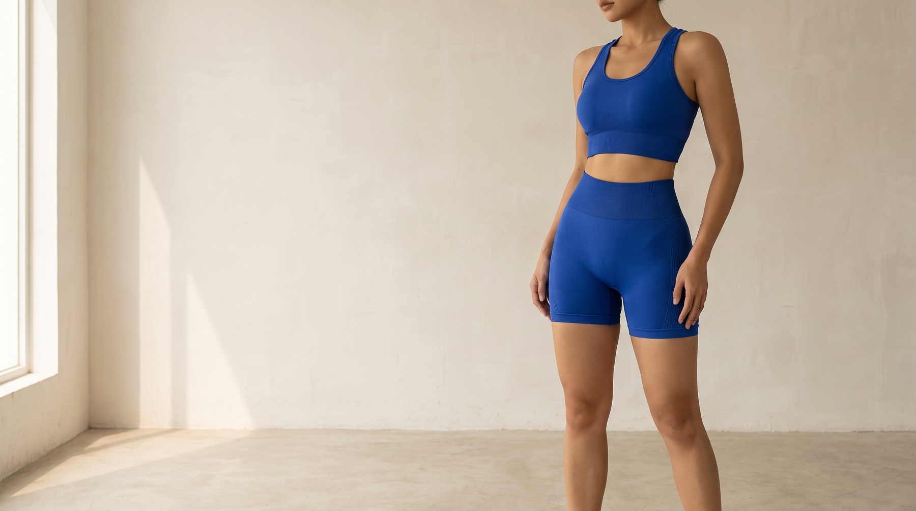 Ensemble AVELY GLOW porté en mouvement