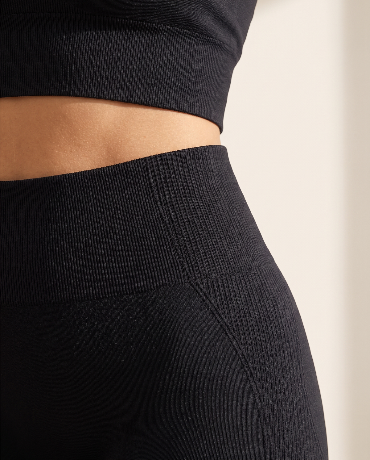 Détail de la maille seamless et de la ceinture côtelée AVELY GLOW